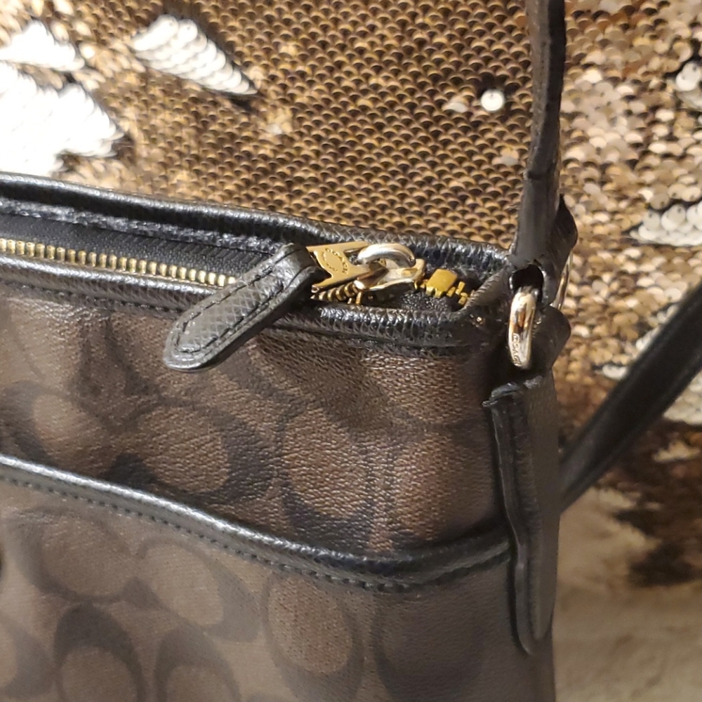 Authentic Coach Crossbody File Bag - Picture 6 of 13
